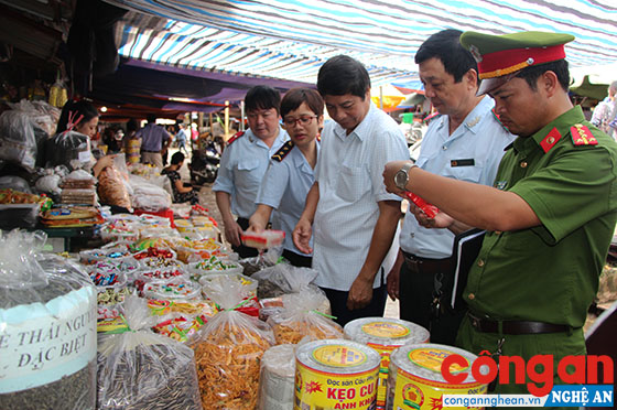 Đoàn liên ngành của UBND tỉnh kiểm tra các cơ sở kinh doanh bánh kẹo tại chợ Vinh