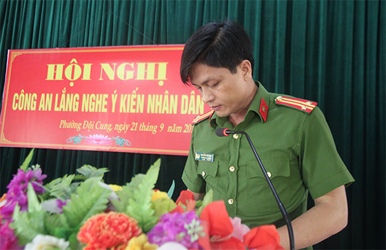 Trung tá Nguyễn Văn Kha, Trưởng Công an phường báo cáo tại Hội nghị