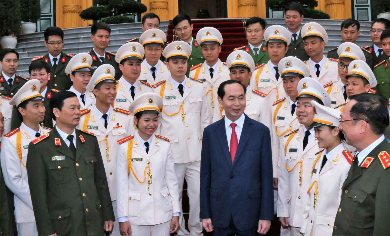 Chủ tịch nước Trần Đại Quang với cán bộ, đoàn viên, thanh niên Công an tiêu biểu năm 2017. 