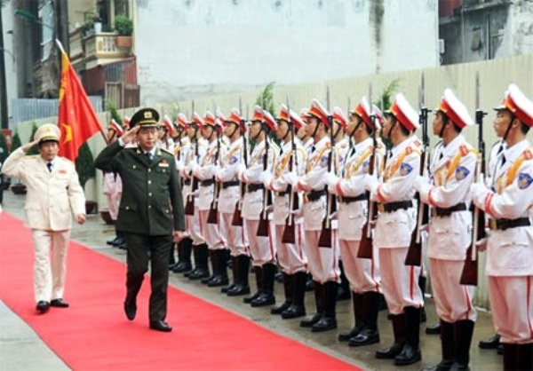 Đại tướng Trần Đại Quang, Uỷ viên Bộ Chính trị, Bộ trưởng Bộ Công an duyệt đội danh dự trong lễ khai giảng năm học mới tại Học viện Chính trị CAND.