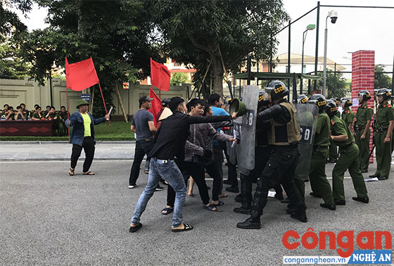 Hình ảnh diễn tập tình huốn Cảnh sát cơ động đẩy đuổi đám đông khiếu kiến gây rối ANTT tại trụ sở UBND tỉnh