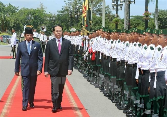 Chủ tịch nước Trần Đại Quang và Quốc vương Haji Hassanal Bolkiah Mu’izzaddin Waddaulah duyệt đội danh dự Quân đội Hoàng gia Brunei.