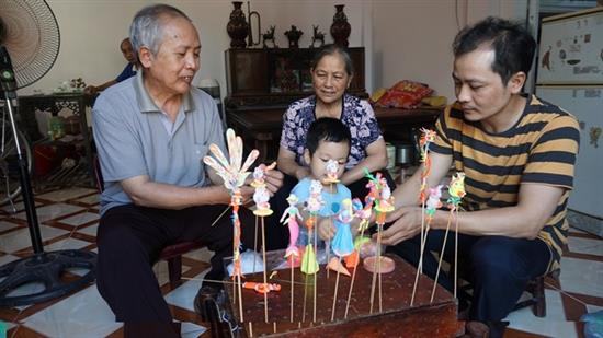 Gia đình nghệ nhân Nguyễn Văn Thành nặn tò he.