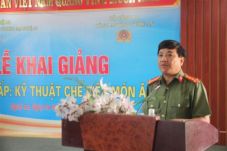 Đồng chí Đại tá Hồ Văn Tứ - Phó Giám đốc Công an tỉnh phát biểu tại buổi lễ