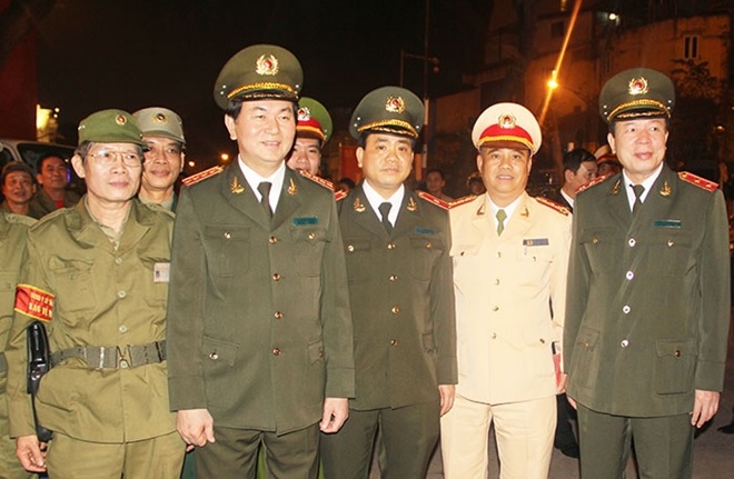 Đại tướng Trần Đại Quang kiểm tra chốt ứng trực đảm bảo an ninh, trật tự tại Hà Nội đêm Giao thừa Tết Nguyên đán 2014.