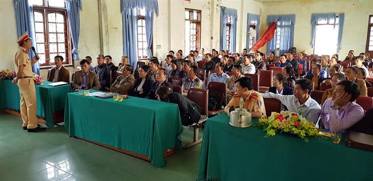 Đội CSGT Công an huyện Nghi Lộc tuyên truyền, phổ biến Luật Giao thông đường bộ                  cho bà con nhân dân xã Nghi Phương