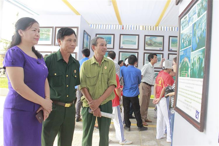 Đông đảo nhân dân xem các tư liệu tại Triển lãm và trưng bày tư liệu                         “Hoàng Sa, Trường Sa của Việt Nam - Những bằng chứng lịch sử                   và pháp lý” tại xã Vân Diên, huyện Nam Đàn 