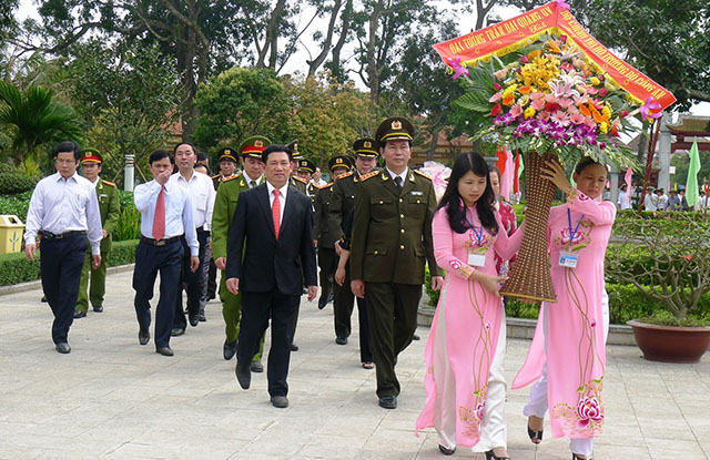 Dâng hoa tại Khu di tích quốc gia đặc biệt Chủ tịch Hồ Chí Minh ở Kim Liên