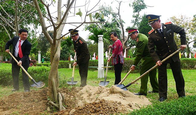 Trồng cây Bồ đề lưu niệm tại khu di tích Kim Liên - Nam Đàn