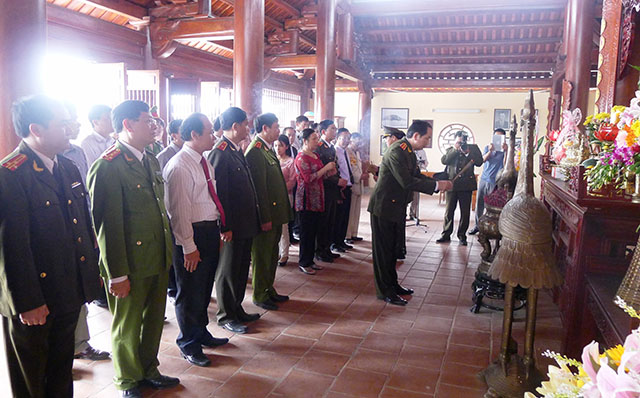 Dâng hương tưởng niệm Cố Tổng Bí thư Lê Hồng Phong - Hưng Nguyên
