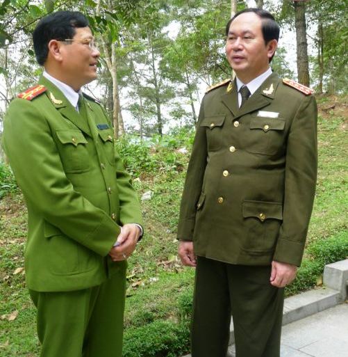 Đại tướng Trần Đại Quang nói chuyện thân mật với đồng chí Đại tá Nguyễn Hữu Cầu, Giám đốc Công an tỉnh