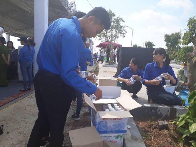Lực lượng tình nguyện chuẩn bị nước uống cho người dân tới viếng.