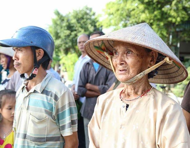 Cụ Trần Thị Tho, 79 tuổi, đi bộ 3km tới viếng Chủ tịch nước Trần Đại Quang. rưng rưng khi được PV hỏi về tình cảm của cụ với Chủ tịch nước. 