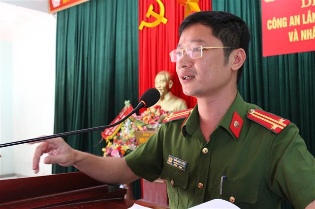 Trung tá Trần Ngọc Tuấn, Trưởng Công an TX Thái Hòa giải đáp ý kiến người dân.