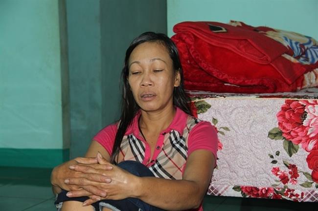 Chị Phượng rớt nước mắt kể về những tai nạn bom mìn xảy ra trong thôn.