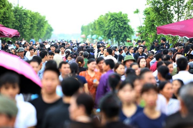 Trưa 27-9, tại xóm 13, xã Quang Thiện, huyện Kim Sơn, Ninh Bình, có tới hàng nghìn người dân đã đến khu vực diễn ra lễ an táng Chủ tịch nước Trần Đại Quang để làm lễ truy điệu.