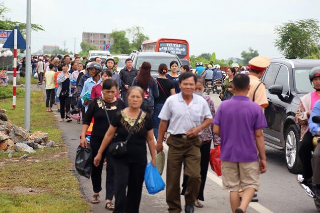 Dọc các tuyến QL10 mới và QL10 cũ, người dân đổ về xã Quang Thiệu ngày một đông