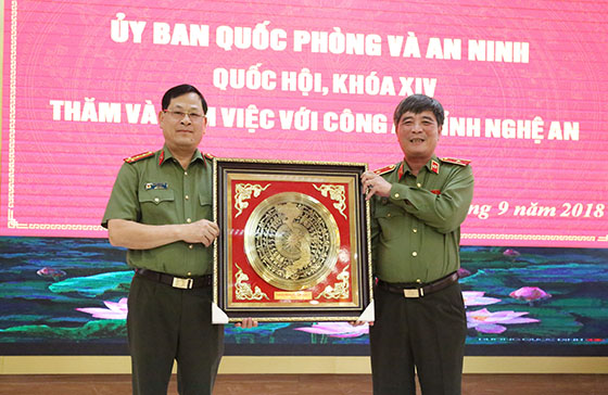 Thay mặt đoàn công tác, Thiếu tướng Trần Ngọc Khánh tặng quà lưu niệm cho Công an Nghệ An