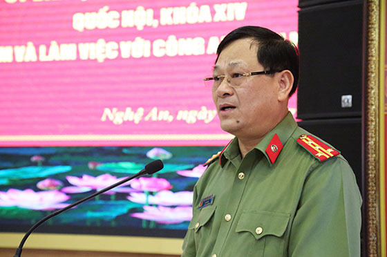 Đồng chí Đại tá Nguyễn Hữu Cầu, Giám đốc Công an tỉnh Nghệ An báo cáo tóm tắt kết quả công tác thời gian qua