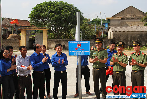 Đoàn Thanh niên Bộ Công an và Tỉnh đoàn Nghệ An tặng 1 sân bóng chuyền cho xóm Mậu 1, xã Kim Liên, huyện Nam Đàn