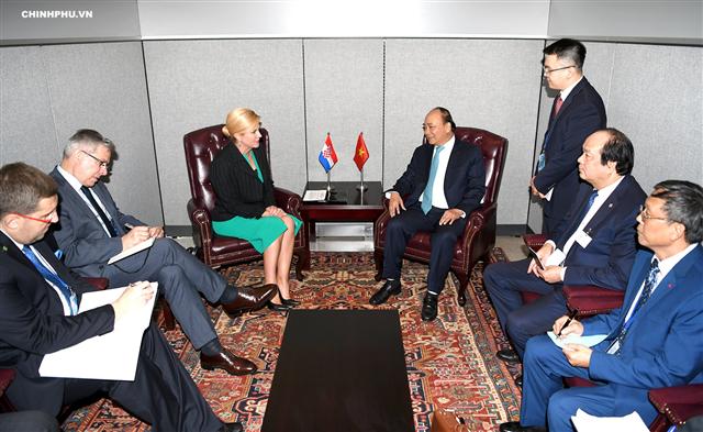 Thủ tướng Nguyễn Xuân Phúc trao đổi với Tổng thống Croatia Kolinda Grabar-Kitarovic - Ảnh: VGP/Quang Hiếu