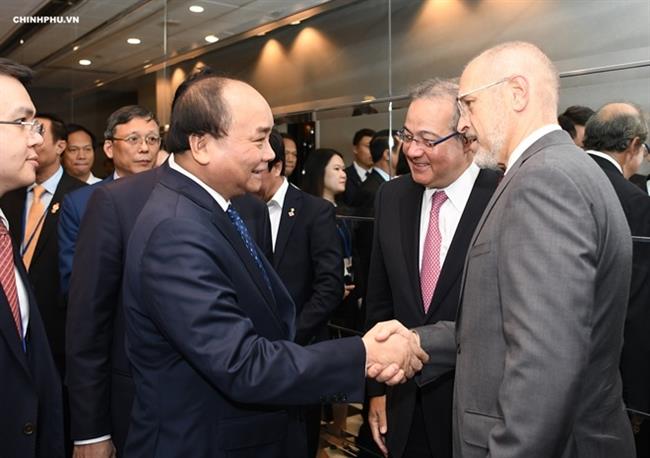 Thủ tướng Nguyễn Xuân Phúc gặp gỡ đại diện các doanh nghiệp Hoa Kỳ.