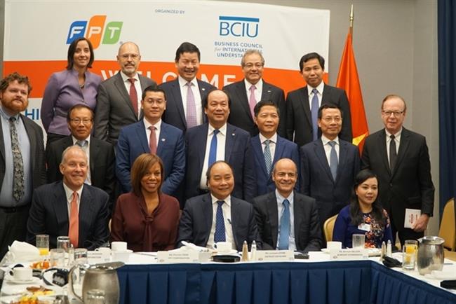 Thủ tướng Nguyễn Xuân Phúc chụp ảnh lưu niệm với đại diện một số doanh nghiệp Hoa Kỳ sau buổi Toạ đàm.