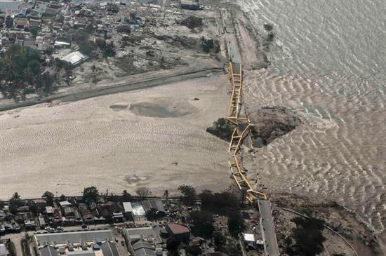 Trận sóng thần gây ra hậu quả cực kỳ nghiêm trọng tại đảo Sulawesi, Indonesia. Ảnh Reuters