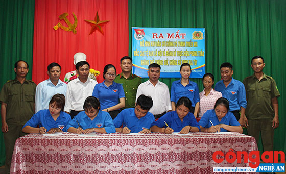 Đại diện đoàn viên, thanh niên Chi đoàn thôn 15, xã Đức Sơn tham gia ký cam kết thực hiện phong trào