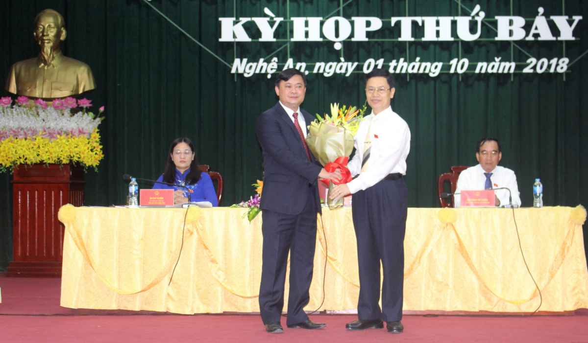 Đồng chí Nguyễn Xuân Sơn - Phó Bí thư Thường trực Tỉnh ủy, Chủ tịch HĐND tỉnh tặng hoa chúc mừng đồng chí Thái Thanh Quý