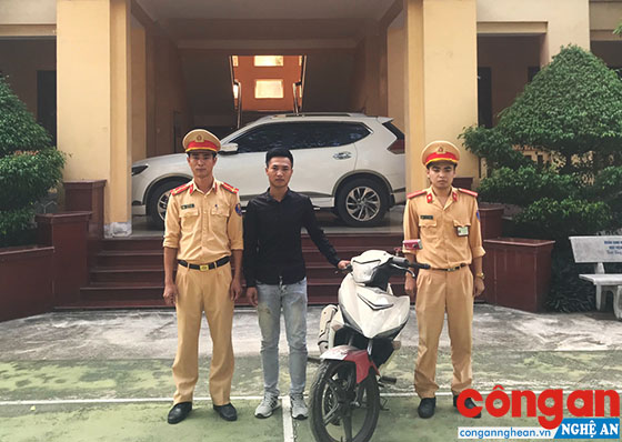 Đội CSGT-TT-CĐ Công an huyện Diễn Châu trao trả xe máy bị trộm cho bị hại