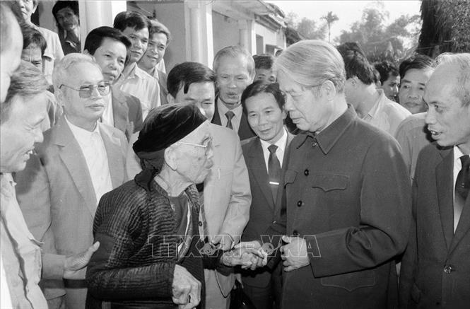 Tổng bí thư Đỗ Mười nói chuyện thân mật với nhân dân xã Lê Lợi, huyện Thường Tín (Hà Tây cũ), ngày 1/11/1992