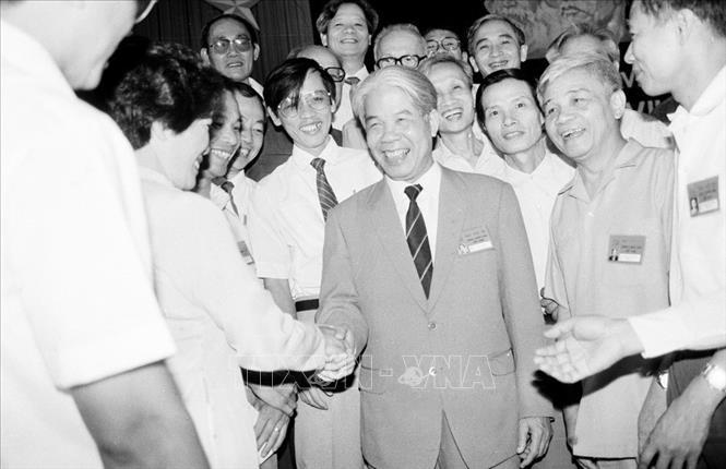 Tổng bí thư Đỗ Mười với các đại biểu dự Đại hội 7 Đảng Cộng sản Việt Nam (tháng 6/1991)
