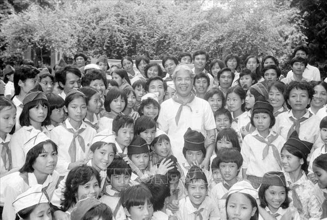 Chủ tịch Hội đồng Bộ trưởng Đỗ Mười gặp gỡ thiếu nhi Hà Nội và Thái Bình nhân dịp các cháu vào viếng lăng Bác và thăm Bảo tàng Hồ Chí Minh, ngày 19/5/1990
