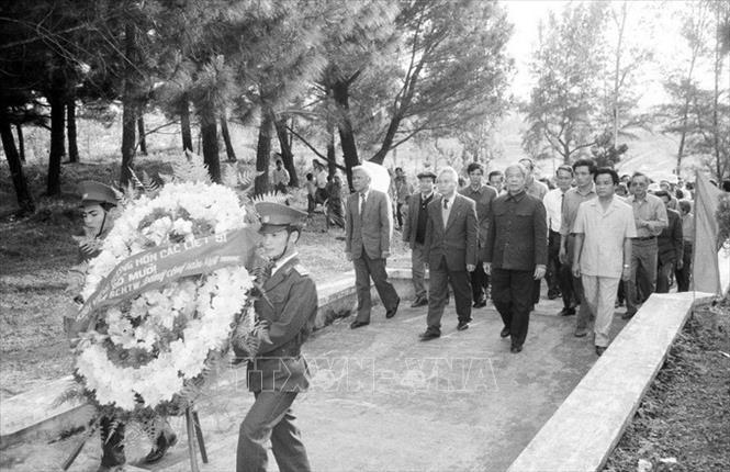 Tổng bí thư Đỗ Mười đặt vòng hoa viếng các Anh hùng liệt sĩ tại Nghĩa trang liệt sĩ Trường Sơn, tỉnh Quảng Trị (5/3/1993)