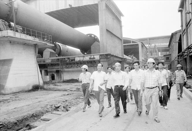 Chủ tịch Hội đồng Bộ trưởng Đỗ Mười thăm nhà máy xi măng Hải Phòng, ngày 25/3/1991