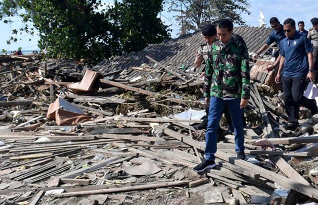 Tổng thống Joko Widodo ngày 30-9 trực tiếp đến thị sát và chỉ đạo công tác cứu hộ tại Palu, Sulawesi, đồng thời thăm hỏi và động viên những nạn nhân tại nơi đây. Theo The Guardian, chính quyền Indonesia ngày 1-10 bắt đầu chấp nhận nhận viện trợ quốc tế sau thảm họa và kêu gọi sự giúp đỡ. Chính quyền Australia và Thái Lan đã ngay lập tức gửi viện trợ giúp đỡ người dân nơi đây. Ảnh: Reuters