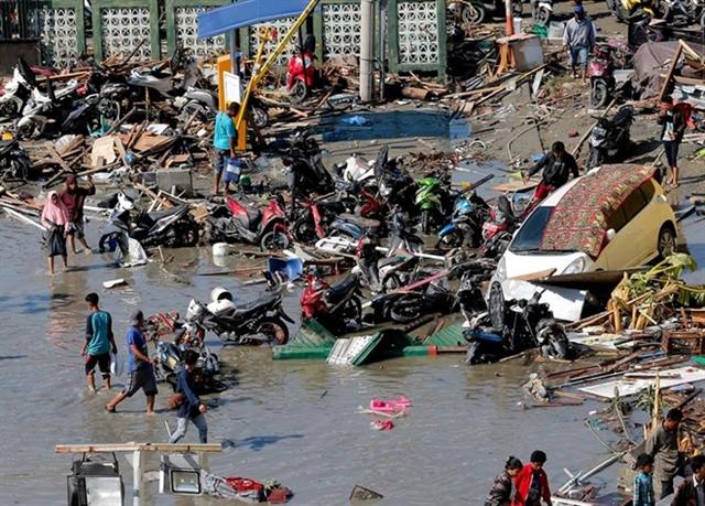 Tan hoang, tiêu điều, hoảng loạn - đó là những gì có thể dành để miêu tả đảo Sulawesi trong 3 ngày qua. Sức tàn phá kinh hoàng của động đất và sóng thần đã để lại những tổn thất khó bù đắp cho người dân Palu, Indonesia. Ảnh: AP