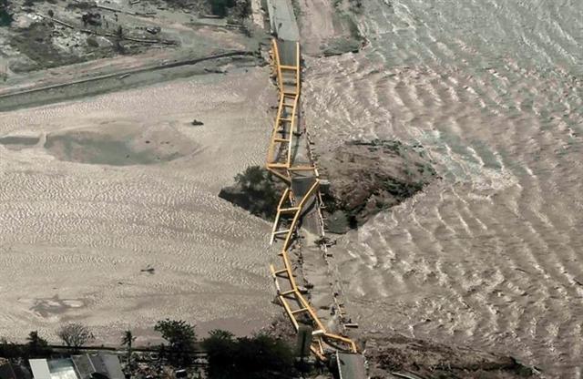 Sóng thần cũng đánh sập một cây cầu lớn ở Palu. Ảnh: Reuters