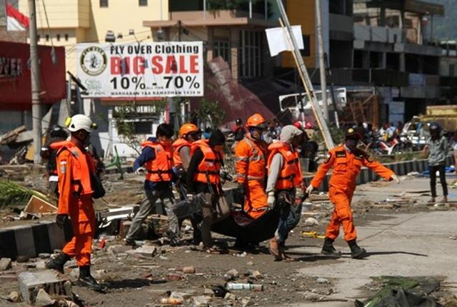 Công tác cứu hộ đang được đẩy nhanh với những hi vọng mong manh về việc tìm thấy người còn sống. Vào sáng 1-10, các nhân viên cứu hộ đã tập trung tìm kiếm người mất tích tại các khách sạn thuộc thành phố Palu sau khi nghe thấy tiếng khóc và tiếng kêu cứu vang lên phía dưới đống đổ nát. Trong số những người mất tích sau thảm họa có ít nhất 5 người nước ngoài, Reuters đưa tin. Ảnh: Reuters