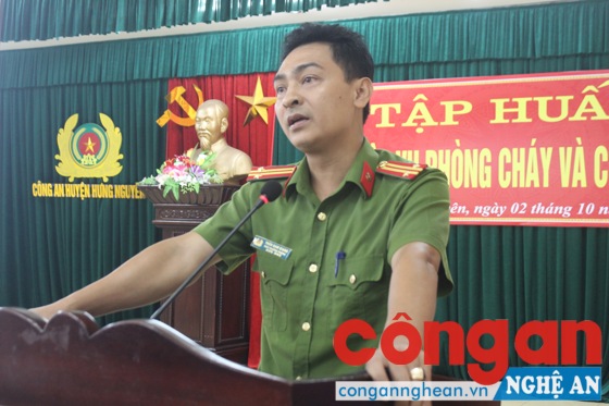Đồng chí Trung tá Trần Nam Giang, Phó Trưởng Công an huyện truyền đạt kỹ năng PCCC
