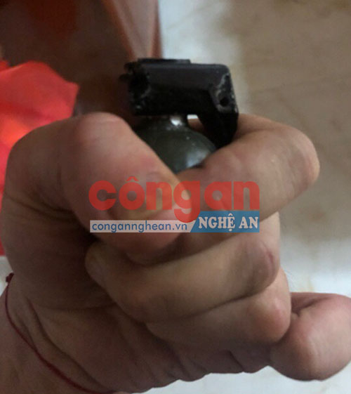 Quả lựu đạn đã được tháo chốt trên tay đối tượng Sơn trong quá trình vây bắt