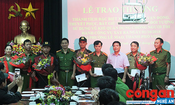 Lãnh đạo Công an tỉnh Nghệ An; lãnh đạo Thành uỷ, UBND TP Vinh trao thưởng cho đại diện các lực lượng tham gia phá án