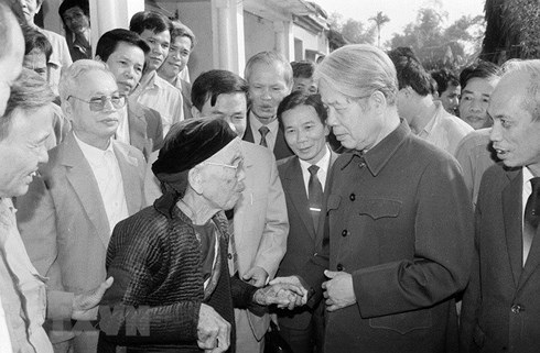 Tổng Bí thư Đỗ Mười nói chuyện thân mật với nhân dân xã Lê Lợi, huyện Thường Tín (Hà Tây cũ), ngày 1/11/1992. Ảnh: TTXVN