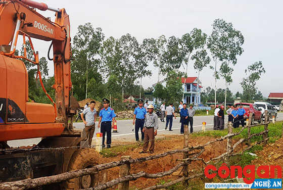 Lực lượng Thanh tra giao thông phối hợp với chính quyền các xã giải tỏa lấn chiếm hành lang an toàn giao thông trên tuyến đường N5 đi qua huyện Nghi Lộc