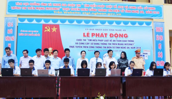 Những học sinh đầu tiên trong tổng số 1.504 học sinh Trường THPT Nguyễn Xuân Ôn tham gia dự thi