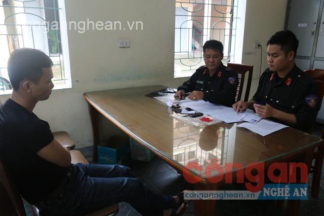 Cảnh sát cơ động làm việc với đối tượng Nguyễn Văn Kỷ