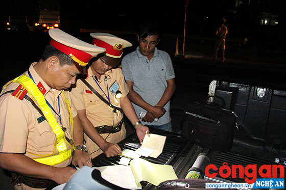 Trạm Cảnh sát Giao thông Diễn Châu lập biên bản lái xe ôtô vi phạm về nồng độ cồn