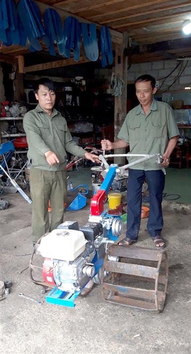 Nguyễn Văn Tuấn hướng dẫn khách hàng sử dụng máy trước khi bàn giao.