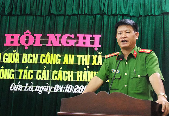 Đại tá Hồ Minh Thắng - Trưởng Công an thị xã Cửa Lò phát biểu chỉ đạo tại buổi đối thoại